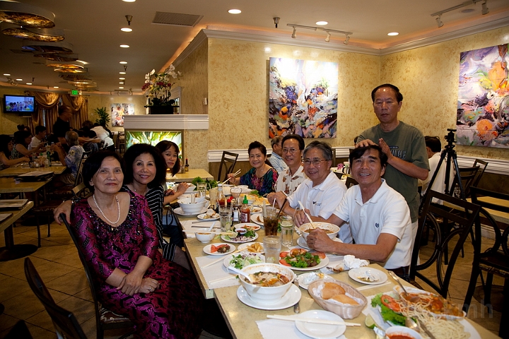 IMG_9280es.jpg - Từ trái :  K2 Ngọc Lan, K2 Hoa, Loan ( vợ Tấn), Lan ( vợ Khôi), K2 Khôi, K2 Tấn, K2 Lân và K2 Bàn .